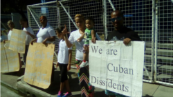 Presentan a vista judicial a once cubanos que protestaron frente a ACNUR Presentan a vista judicial a once cubanos que protestaron frente a ACNUR