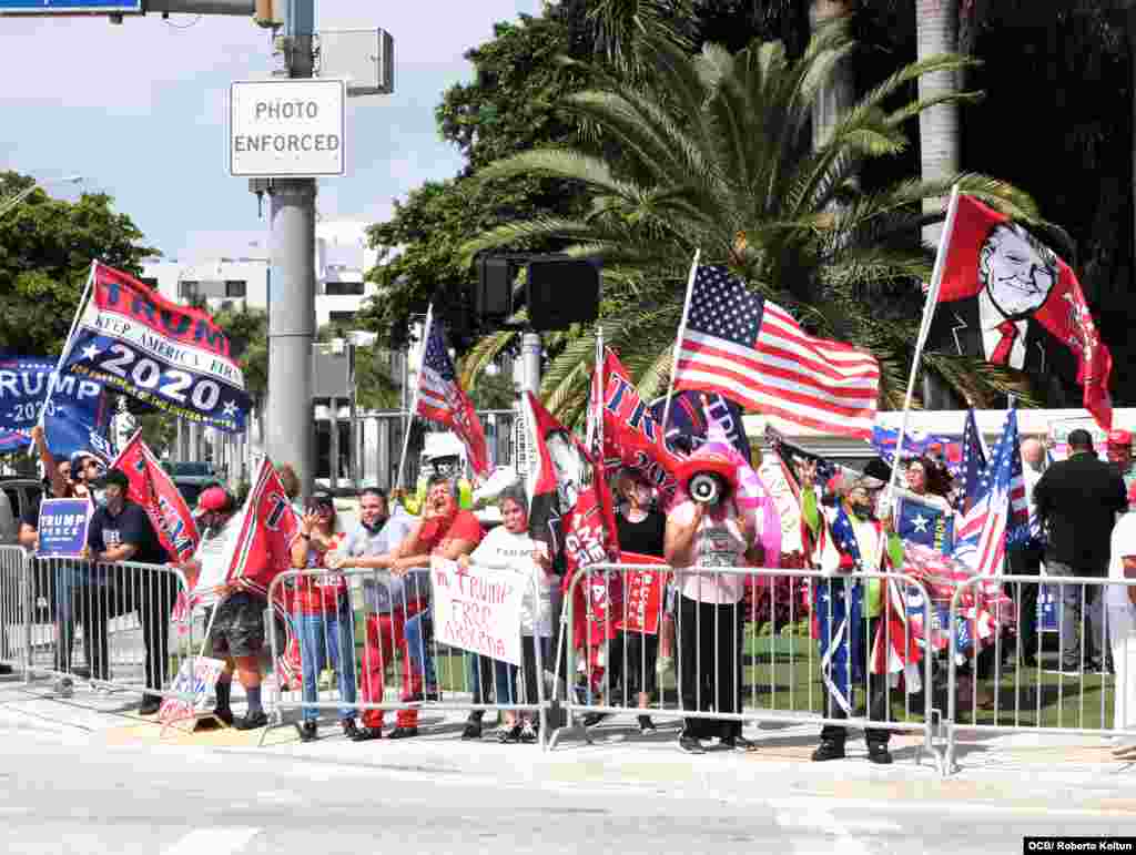 Cubanos, nicaragüenses y venezolanos brindan su apoyo al presidente Trump durante su visita este viernes a la ciudad del Doral.
