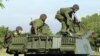 Jóvenes cubanos realizan ejercicios militares en una unidad de artillería de las Fuerzas Armadas Revolucionarias.
