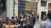 Joven con cartel protesta en el bulevar de San Rafael, La Habana.