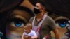 Un padre con su hijo durante la pandemia COVID en la comuna 13 de Medellin, en Colombia. IMF/Joaquín Sarmiento.