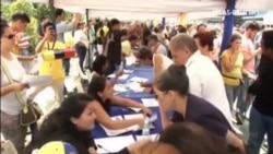 La oposición venezolana entrega las firmas para activar el proceso revocatorio La oposición venezolana entrega las firmas para activar el proceso revocatorio