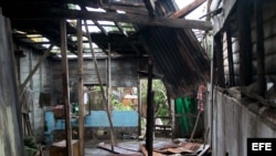 Aspecto de una vivienda afectada por el paso del huracán Sandy por Caimanera, Guantánamo (Cuba).