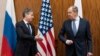 El secretario de Estado de EEUU Antony Blinken (i) con el canciller ruso Serguei Lavrov en Ginebra, el 21 de enero de 2022. (Foto: AP/Alex Brandon)