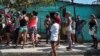 Una cola para comprar alimentos en Cuba.
