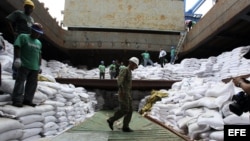 Un grupo de trabajadores desvela varios contenedores ocultos entre sacos de azúcar y que presumiblemente contienen material bélico, dentro del barco norcoreano Chong Chon Gang hoy, martes 16 de julio de 2013, en el muelle de Manzanillo en Colón (Panamá).