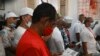 Sacerdotes Yorubas leen la Letra del Año el 2 de enero de 2022. (Yamil Lage/AFP).