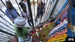 Un hombre vende artículos de santería en La Habana. EFE