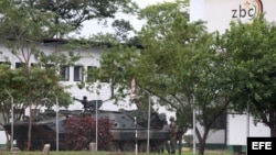 Un tanque vigila la entrada a las oficinas de la emisora estatal Zbc en Harare (Zimbabue)