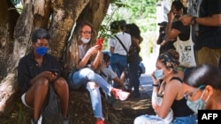 Cubanos en la capital se reúnen en un área pública para conectarse a Internet
