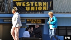 Fila en una oficina en La Habana de Western Union, firma a través de la cual muchos cubanos reciben remesas familiares de EE.UU.
