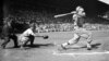 El 5 de febrero de 1946, Dick Sisler observa su hit durante un partido de la liga de béisbol de invierno en La Habana, Cuba. El primer partido oficial de béisbol en Cuba, entre La Habana y Almendares, se jugó el 29 de diciembre de 1878. (Foto AP, archivo)