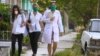 Médicos cubanos realizan pesquisas en El Vedado La Habana