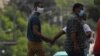 Un agente vestido de civil detiene el martes a un hombre en el lugar donde estaba previsto que se hiciera la protesta (Alexandre Meneghini/Reuters).