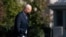 El presidente Joe Biden camina para abordar el Marine One en el jardín sur de la Casa Blanca, el viernes 11 de febrero de 2022, en Washington, para viajar a Camp David, Maryland. Foto: AP/Manuel Balce Ceneta.