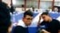 El líder estudiantil Lesther Alemán se sienta con sus compañeros de estudios al final del segundo día de un diálogo nacional, en Managua, Nicaragua, el 18 de mayo de 2018.