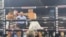 El invicto cubano Manuel Correa le llega con un jab al brasileño Williams.