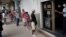 Cubanos esperan para entrar a una tienda MLC en La Habana.