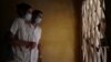 Estudiantes de Medicina visitan las casas durante la pandemia de COVID-19. REUTERS/Alexandre Meneghini