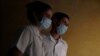 Estudiantes de Medicina visitan las casas durante la pandemia de COVID-19. REUTERS/Alexandre Meneghini