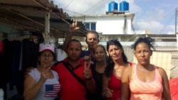 Activistas respaldan a una familia amenazada de desalojo Activistas respaldan a una familia amenazada de desalojo