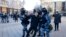 Policía reprime en Moscú a manifestante contra invasión rusa a Ucrania