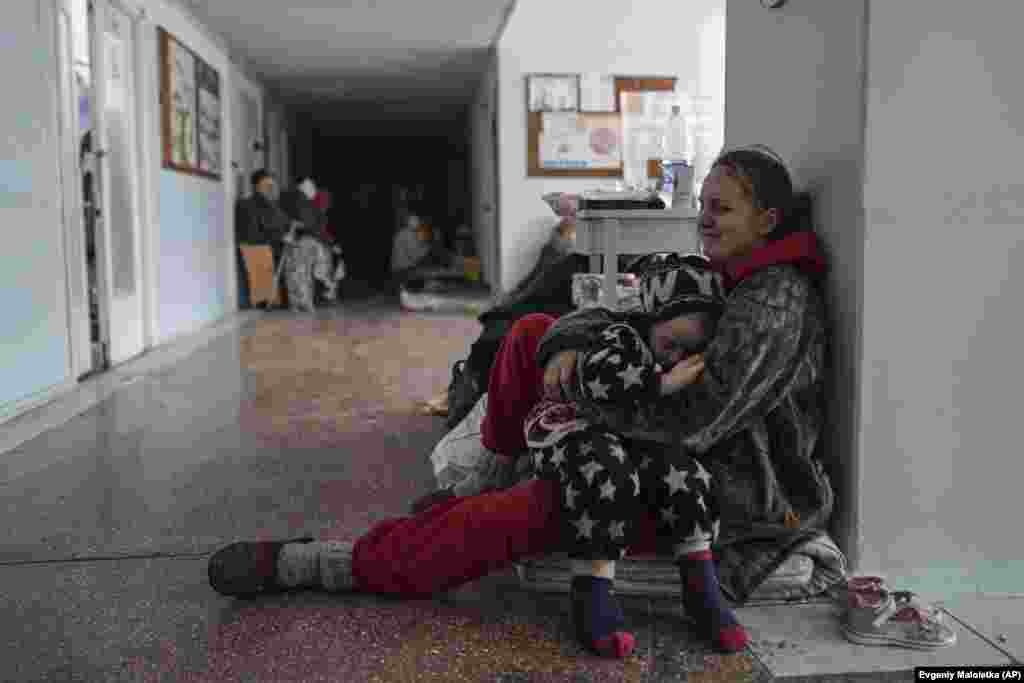 Anastasia Erashova llora mientras abraza a su hijo en un pasillo de un hospital de Mariúpol, el 11 de marzo. El otro hijo de Erashova falleció durante un bombardeo ruso, junto con un hijo de su hermano.