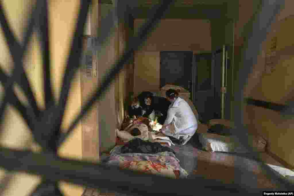 Personal médico atiende en colchones en el piso a una persona herida por los bombardeos rusos en un hospital de Mariúpol (Ucrania), el 4 de marzo.