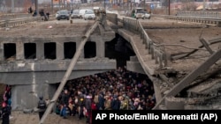 Ucranianos se refugian bajo un puente en Kyiv, el 5 de marzo.