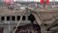 Ucranianos se refugian bajo un puente en Kyiv, el 5 de marzo, día 10 de la invasión. (AP Photo/Emilio Morenatti).