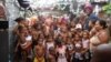 ARCHIVO Juan Antonio Madrazo Luna, líder del CCIR, durante un evento con niños en una comunidad vulnerable en La Habana, Cuba. (Twitter/@madrazolunacir)