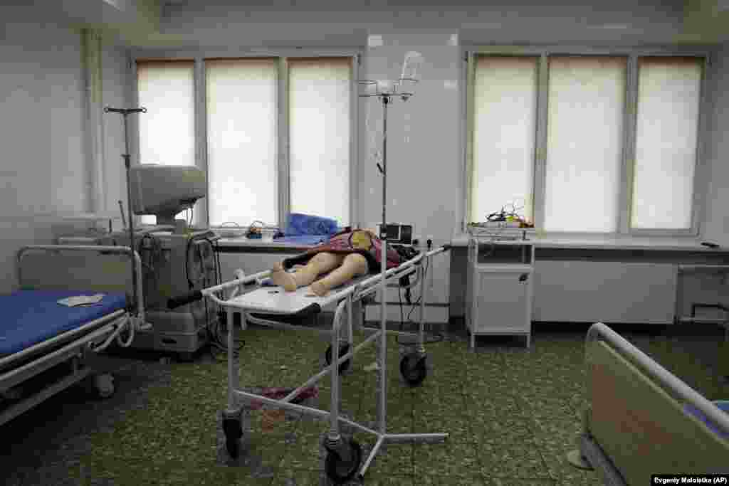 El cadáver de una niña fallecida por los bombardeos rusos espera ser sacado de un hospital en Mariúpol, el 27 de febrero del 2022.