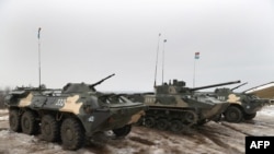 Tanques rusos y bielorrusos en la frontera con Ucrania