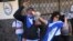 Manifestantes exigen la libertad de los presos políticos y protestan contra el gobierno de Daniel Ortega el 20 de febrero de 2023, frente a la embajada de Nicaragua en San José, Costa Rica. (AP/Carlos González).