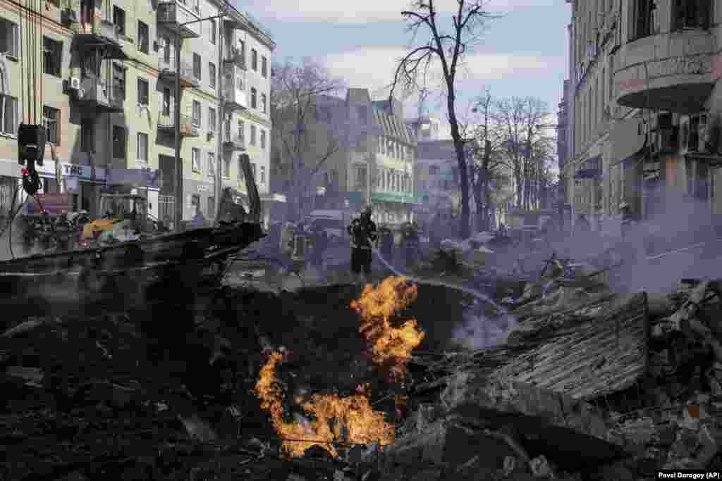 Bomberos apagan llamas ante un edificio de apartamentos tras un ataque ruso en Járkiv, la segunda ciudad más grande de Ucrania, el lunes 14 de marzo.