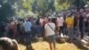 Decenas de personas se concentraron este miércoles frente a la embajada de Panamá en La Habana. (Captura de video/Twitter)