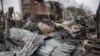 Un bombero ucraniano camina entre los restos de un avión derribado, en Kiev, Ucrania,