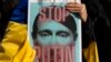 Una mujer sostiene una pancarta durante una manifestación contra la invasión rusa de Ucrania. (Foto AP/Yorgos Karahalis)