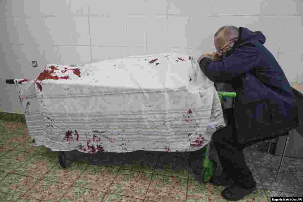 Serhii se abraza al cadáver de su hijo Iliya, fallecido en un hospital de Mariúpol (Ucrania) el 2 de marzo, tras ser herido por los bombardeos rusos.
