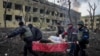Una mujer embarazada herida en el hospital de maternidad destruido por los bombardeos en Mariúpol. (AP/Evgeniy Maloletka)