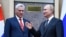 El presidente ruso Vladimir Putin señala al gobernante cubano Miguel Díaz Canel, en la visita de este a Moscú, en octubre de 2019. (Alexander Nemenov/Pool vía AP)