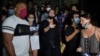 Tania Bruguera, al centro, entre los manifestantes ante el Ministerio de Cultura, el 27 de noviembre de 2020.