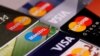 Foto ilustración de tarjetas de crédito de las compañías Visa y Mastercard.