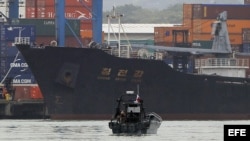 Vista del barco norcoreano Chong Chon Gang atracado en el muelle Manzanillo de la caribeña ciudad de Colón (Panamá).
