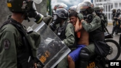 Efectivos de la Guardia Nacional Bolivariana (GNB) bloquean el paso a una manifestación hoy, miércoles 26 de abril de 2017, en Caracas (Venezuela). Las fuerzas de seguridad de Venezuela dispersaron nuevamente algunas de las marchas convocadas por la opos
