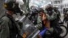 Efectivos de la Guardia Nacional Bolivariana (GNB) bloquean el paso a una manifestación hoy, miércoles 26 de abril de 2017, en Caracas (Venezuela). Las fuerzas de seguridad de Venezuela dispersaron nuevamente algunas de las marchas convocadas por la opos