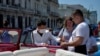 Un taxista privado en La Habana se protege del coronavirus.