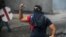 Manifestantes opositores se enfrentan a la Guardia Nacional Bolivariana (GNB) el miércoles 3 de mayo de 2017, en Caracas (Venezuela). Un joven venezolano de 17 años murió y más de 180 personas resultaron heridas este miércoles, entre ellas seis diputados