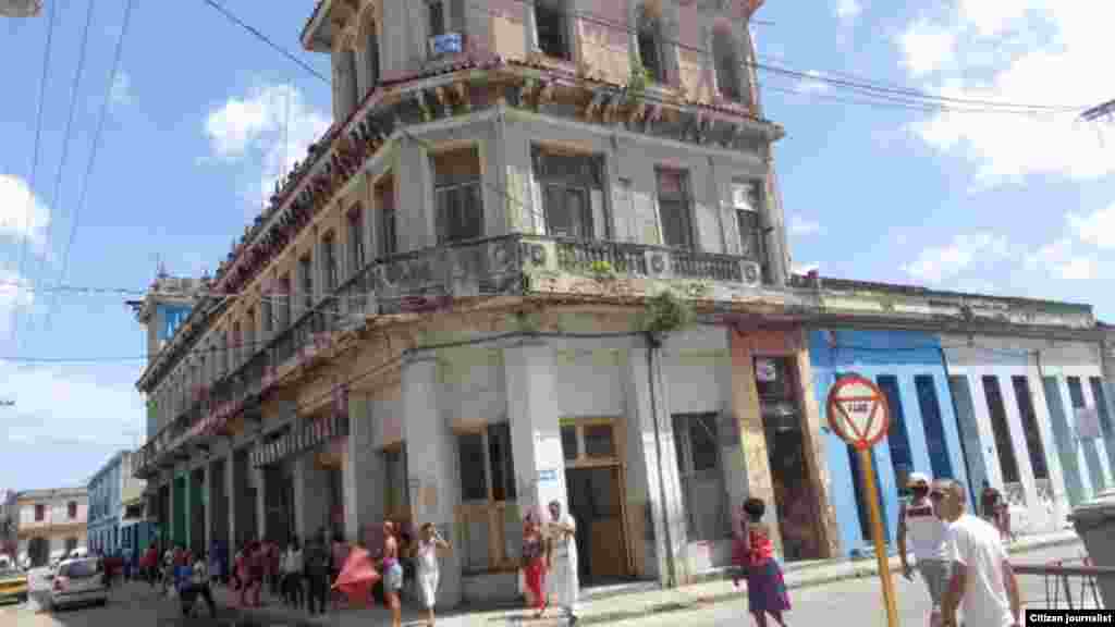 Edificio  en la calle Máximo Gómez esquina a Pepe Antonio, en el capitalino municipio de Guanabacoa.