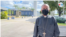El Obispo auxiliar de Managua, Silvio Báez, posa ante la iglesia de Santa Ágata en Sweetwater, Florida, después de oficiar una misa. Foto: Antonio Belchi/VOA.